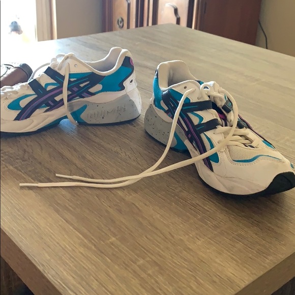Vintage looking 90s ASICS - Picture 2 of 6